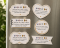 Imanes troquelados personalizados en distintas formas con una frase de la Regla de Oro, sobre una superficie metálica