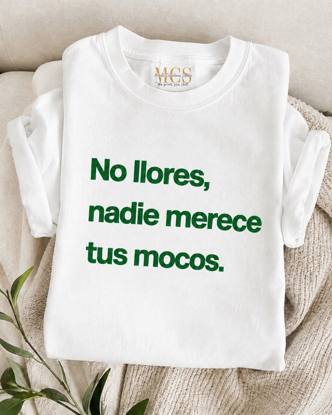 White t-shirt with green lettering: No llores, nadie merece tus mocos