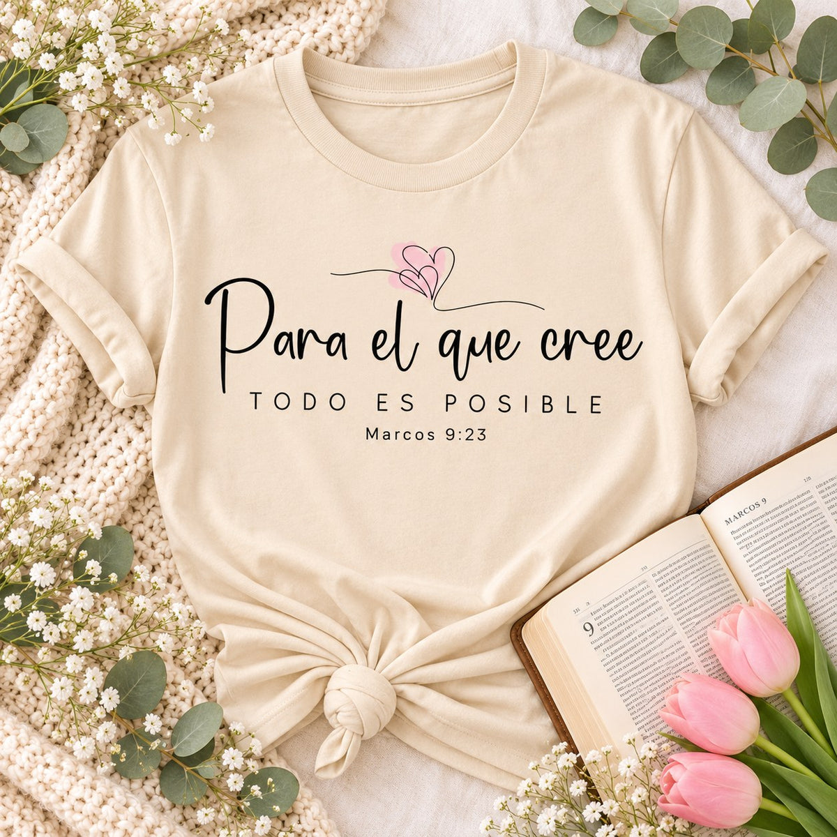 Cream t-shirt flat lay printed with Para el que cree, todo es posible, Marcos 9:23, and a pink heart